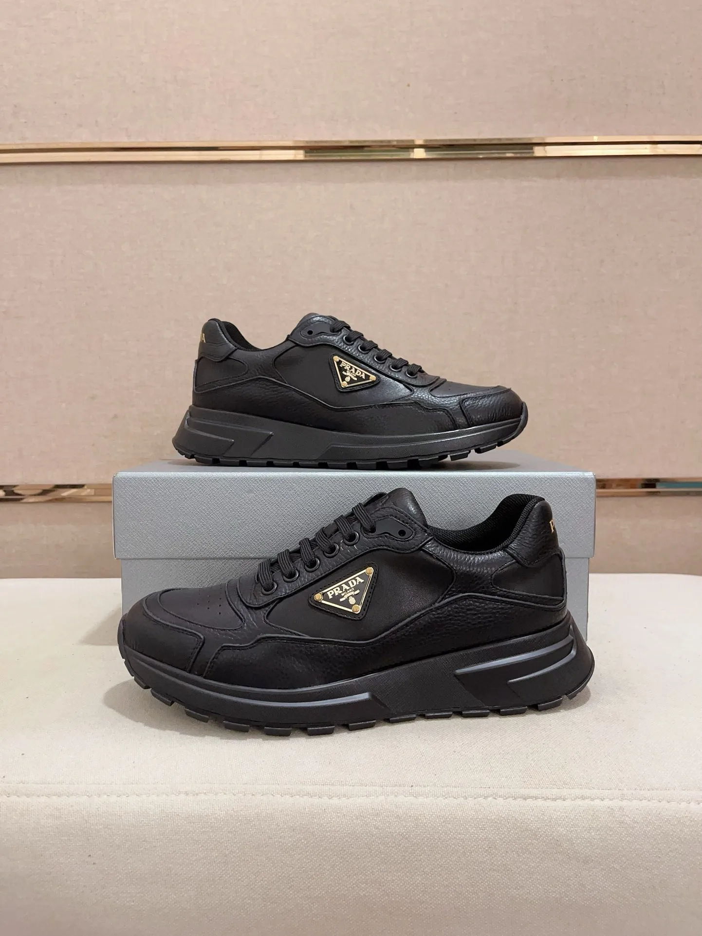 Men's shoes 💰 580💰 ✔️✔️✔️High-quality new PRADA counters are launched simultaneously. The new men's shoes and 😘 fabrics are made of selected first-layer cowhide with superb craftsmanship. Lining: Full cowhide lining. 👍🏿 High-end ☄️ air-cushion molded anti-slip rubber outsole, exquisite lines, simple and elegant, comfortable and high-end for leisure travel. Code number: 38 to 45 (can be customized to 46 to 47, non-refundable)